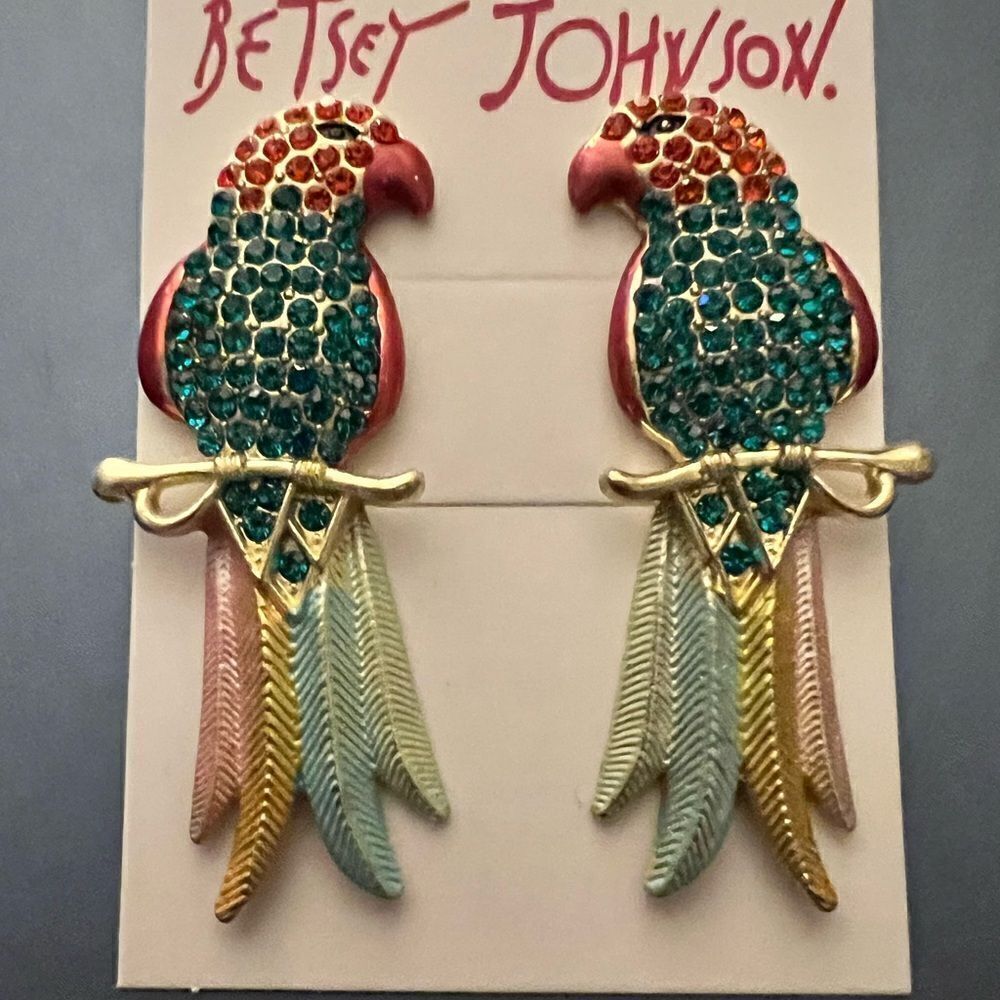🦜 NEW Betsey Johnson colorful& sparkling parrot earrings 🦜
